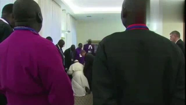 ⚡ПАПА РИМСКИЙ ЦЕЛУЕТ НОГИ ТЕМНОКОЖИМ 🤦 смотреть онлайн