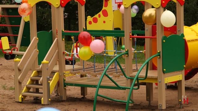 Прогулки на "Солнышке". В детском саду №2 появился новый игровой комплекс. смотреть онлайн