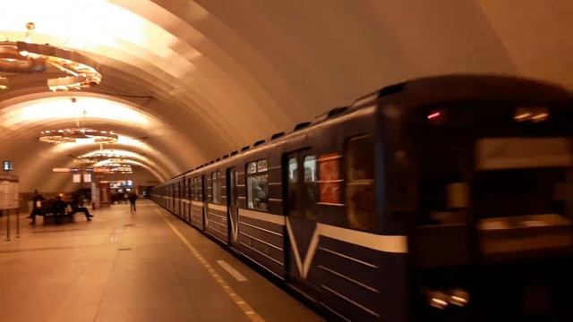 Метропоезд 81-717/714 Номерной на станции Новочеркасская смотреть онлайн