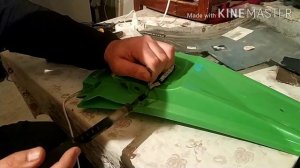Как починить сломанное крыло от мотоцикла.