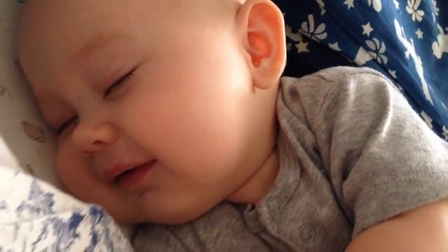 Очень милое видео, малыш улыбается во сне когда его целует мама ))) смотреть онлайн