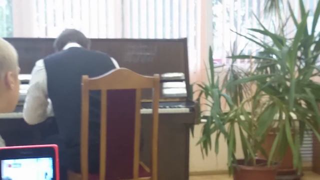 Красиво играет на пианино 😄 смотреть онлайн