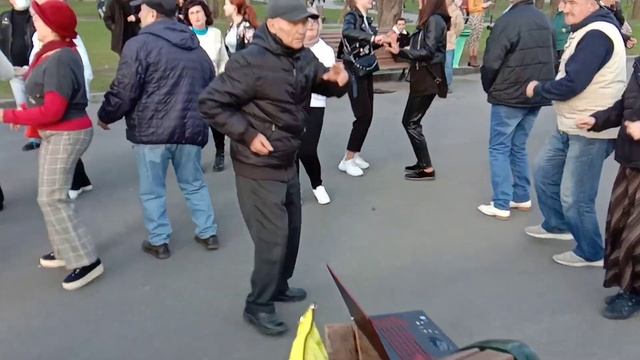 Спрячь за высоким забором девчёнку.Танцы в саду Шевченко. смотреть онлайн