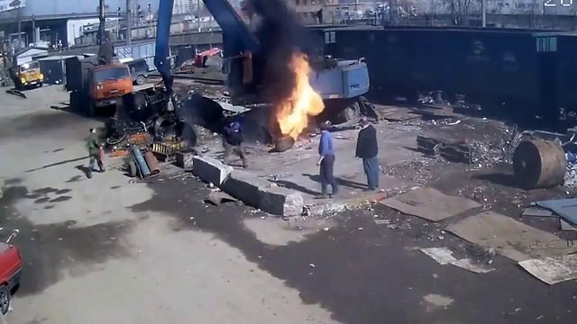 Сварщик режет газовый баллон \\ Welder cuts gas cylinder смотреть онлайн