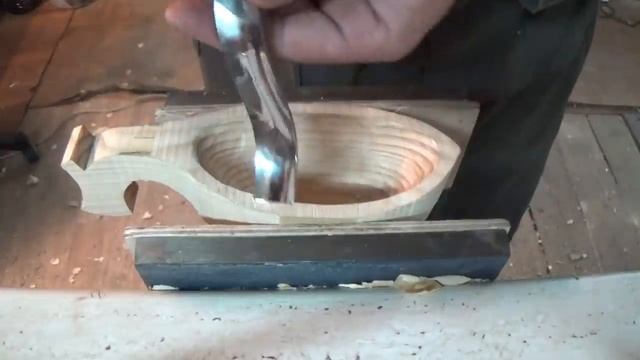 Заработать на бруске. Делаю на заказ Этно Ковшики Коняшки из кедра. Woodcarving. Making kuksa смотреть онлайн