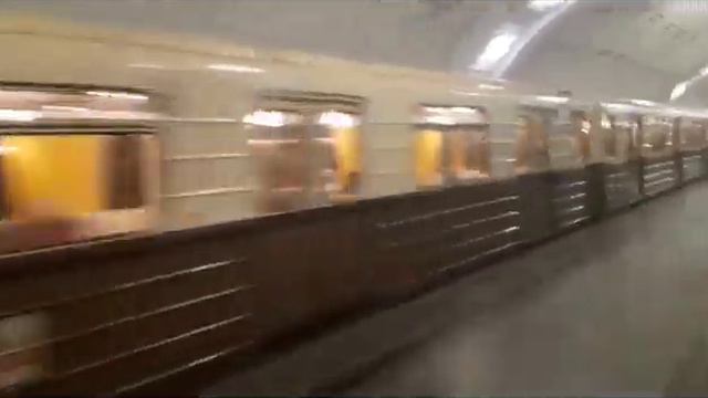 Состав метро 81 717.5А Ретропоезд отправляется со станции Библиотека им Ленина смотреть онлайн