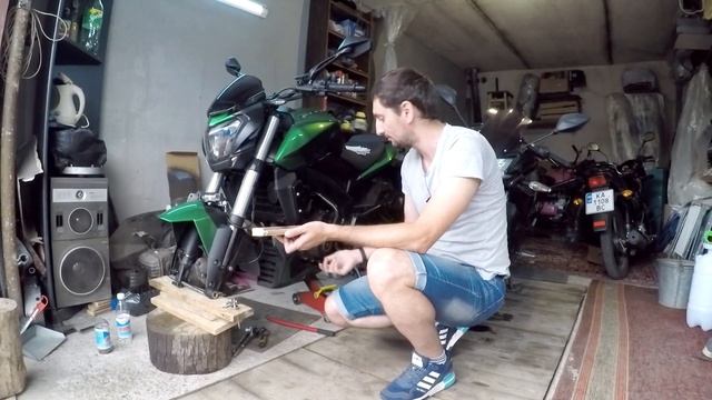 Как снять переднее колесо мотоцикла, на примере Bajaj Dominar