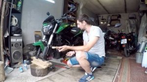 Как снять переднее колесо мотоцикла, на примере Bajaj Dominar