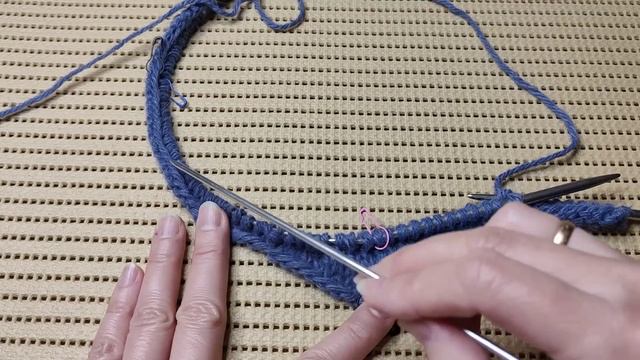 ч.1 Вяжем Сверху-Вниз "Деталь спины" (горловина + скосы плеча укороч. рядами) Безшовное вязание. смотреть онлайн