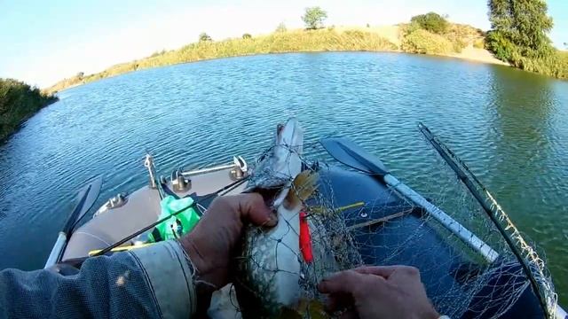 Щука на спиннинг на старом карьере . смотреть онлайн