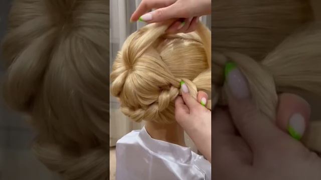 Самая простая прическа за минуту #shorts #fashion #лайфхаки смотреть онлайн