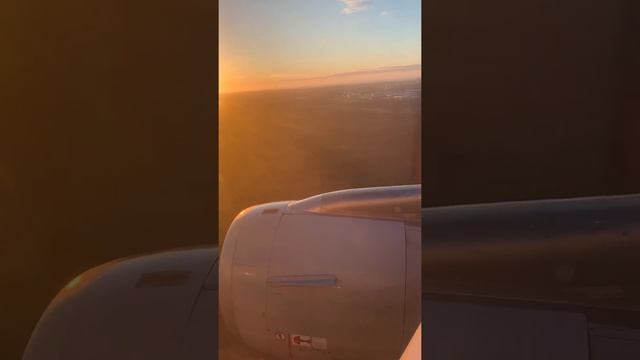 A321 Landing at KEF airport смотреть онлайн