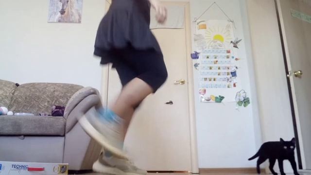 Начала учиться шаффлу/ shuffle/ #танцы смотреть онлайн