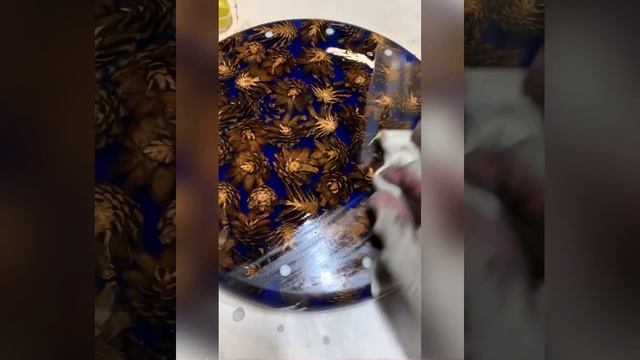 Простые часы из шишек и эпоксидной смолы смотреть онлайн