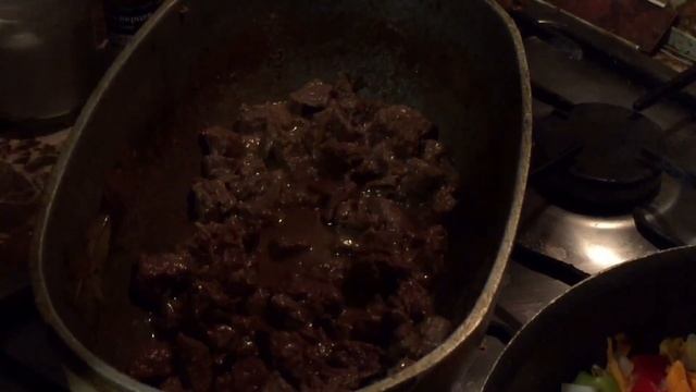 Лапша с говядиной и овощами под соусом терияки. смотреть онлайн