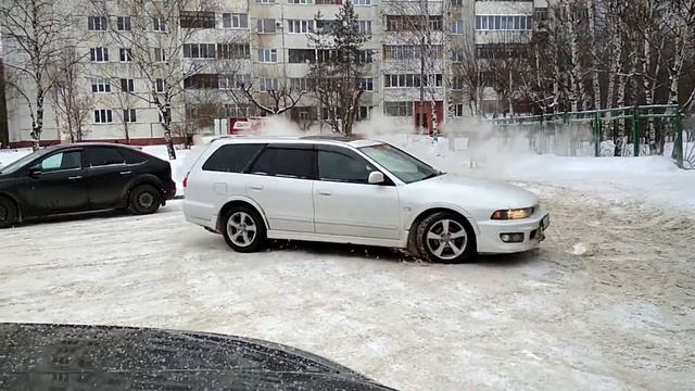 AYC что-то пошло не так... Mitsubishi Legnum VR-4 в миллиметрах от очередного ремонта смотреть онлайн