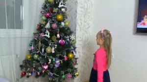 Маргарита и Лера ищут ПОДАРКИ ПОД ЕЛКОЙ  Папа Волшебник  Switch up for kids