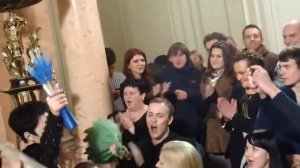 Наталья Бантеева передает свой приз Елене Голуновой