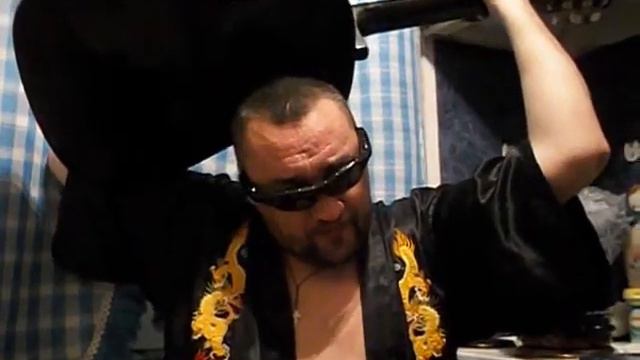 Виртуоз играет на гитаре за спиной / Virtuoso Plays Guitar Behind His Back