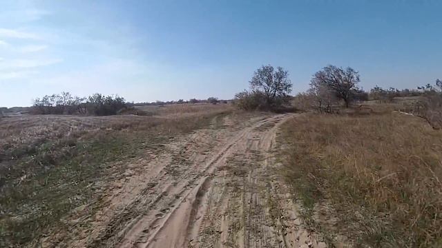 На мотоцикле по песку и лиману. Звук ветра мерзок. Но слушать мото необходимо!) смотреть онлайн
