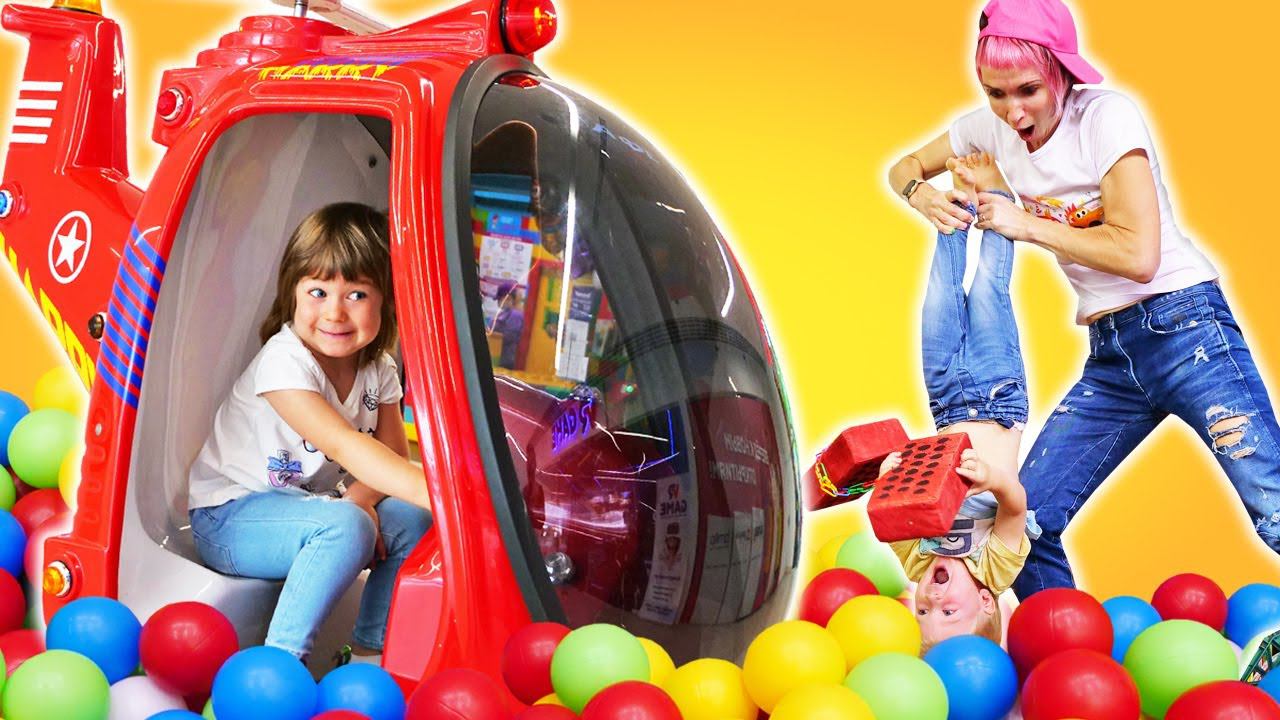 Мама для Лаки Сборник видео для детей - Маша Капуки, Бьянка и Карл - Игры в дочки матери смотреть онлайн