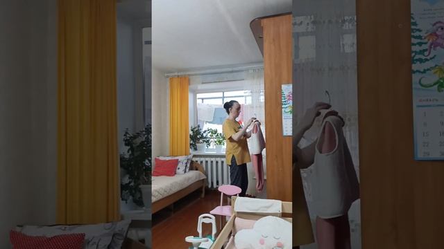 Генеральная уборка комнаты?Клею обои/Расхламляю шкаф? смотреть онлайн