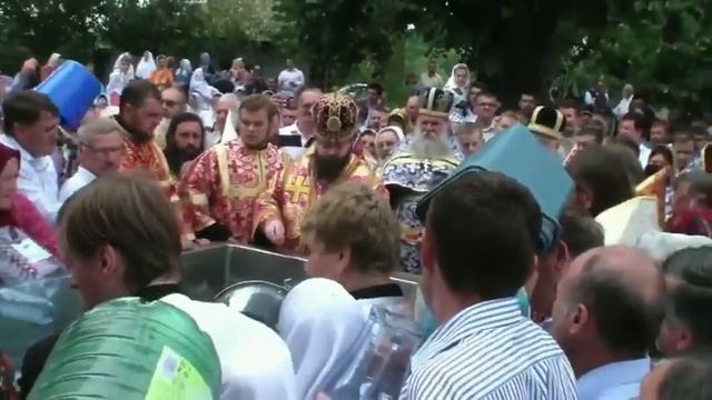 Обряд освящения воды мощами поп моет в чане сгнившие ноги какого то трупа, а верующие пото смотреть онлайн