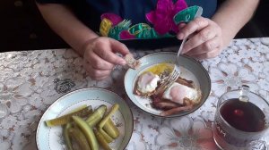 Мукбанг за кадром .Яичница с салом .