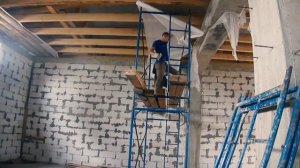 Утепление и подшив доской потолка.mp4