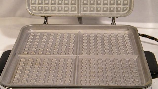 VINTAGE 1940's SUNBEAM WAFFLE MAKER смотреть онлайн