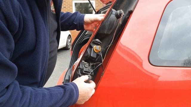 Fiesta mk6 Rear Light Bulb Replacement by Removing Fiesta Rear light Cluster смотреть онлайн