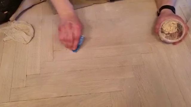 Шпаклевание щелей в рассохшемся паркете, устранение щелей с помощью шпаклевки. смотреть онлайн
