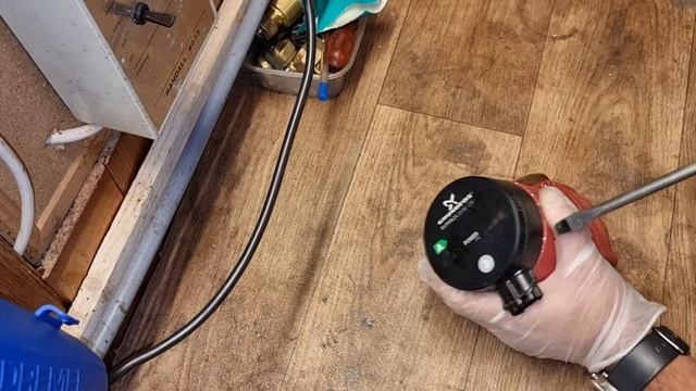 Grundfos Alpha 2 pump- how to vent / or replace faulty speed controller смотреть онлайн