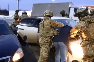 Жесткое задержание нелегальных торговцев оружием (Оперативное видео ФСБ России, 2022 г.)