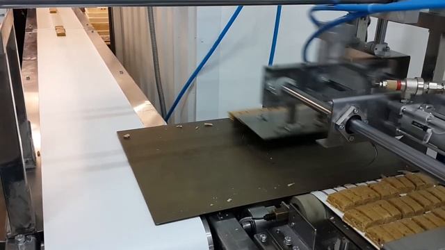 Весы в потоке, поворотные, для взвешивания рядов конфет