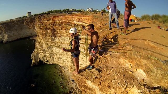 Маша на мысе Фиолент роупджампинг в Крыму с командой Скайлайн смотреть онлайн