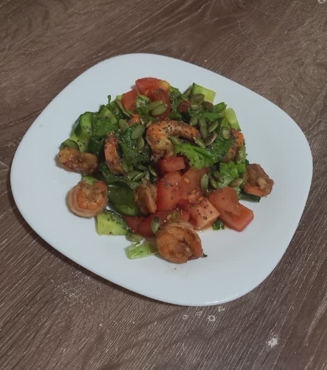 Салат овощной с креветками