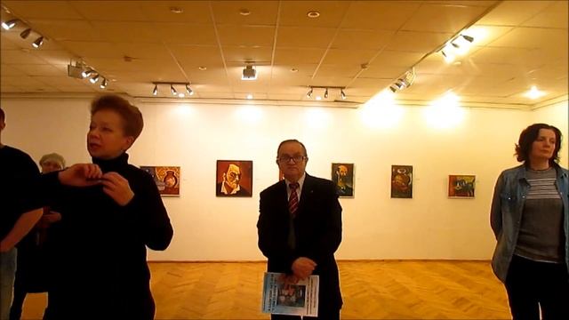 Доктор искусствоведения Т.Котович на выставке "СНЫ О ЮНОСТИ" В.Акулова. Куратор Е.Ксеневич. смотреть онлайн