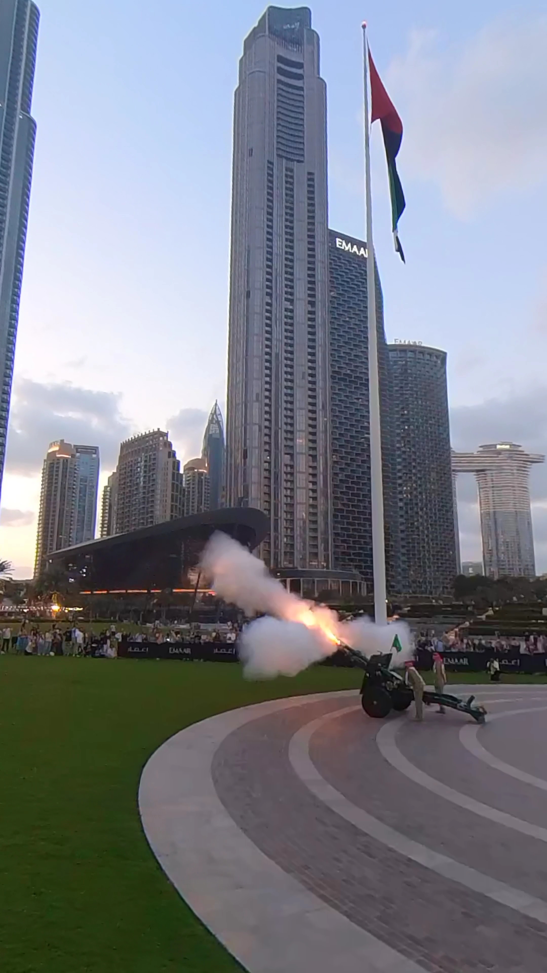 Эффектная пушка Рамадана у Бурдж-Халифы смотреть онлайн