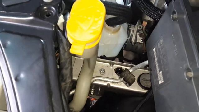 How to replace/flush/add new power steering fluid in Mercedes C Class W203/S203 OM611 engine C200CD смотреть онлайн