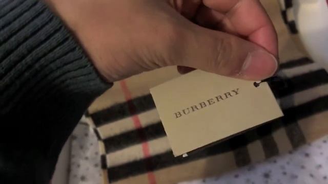 Burberry Scarf Reveal смотреть онлайн