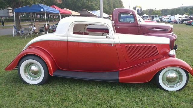 1933 BONE WHITE + METALLIC ORANGE FORD 3 WINDOW COUPE '3154 B' смотреть онлайн