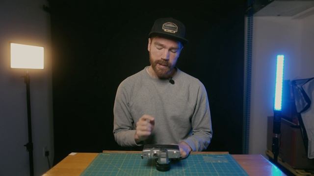 How to load a Minolta SRT-200 film camera смотреть онлайн