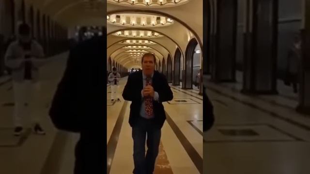 ?«Здесь так чисто, так красиво»: Американец восхитился московскому метро❗️ смотреть онлайн