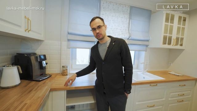 Белая кухня с фасадами из эмали и столешницей из массива. Обзор мебели для кухни в Бутово смотреть онлайн