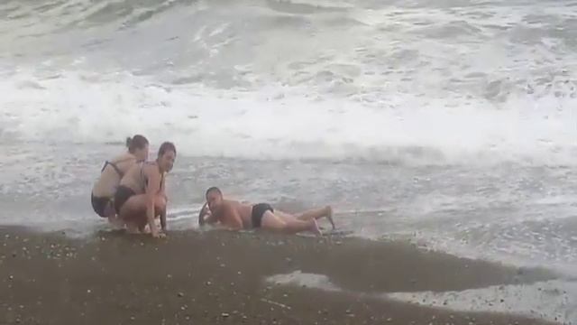 Море волнуется раз! Море может быть цветным, красиво лазурным, спокойным и невероятно коварным смотреть онлайн