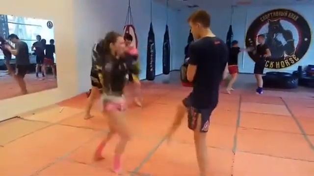 Удары ногами на макиварах. Король Арина. Тайский бокс. Тренер: Ратманский С.И. СК "Black Horse" смотреть онлайн