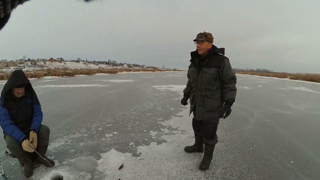РОТАН в КАБАКОВО. Лед толстый, но он еще клюет смотреть онлайн