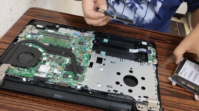 Dell Inspiron 15 3576 Disassembly and upgrade HDD into SSD смотреть онлайн