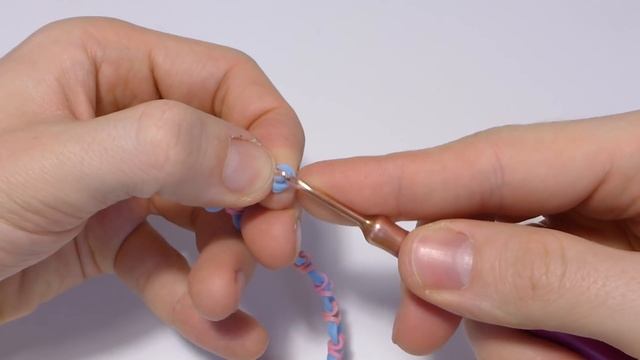 Браслет крючком ФРИВОЛИТЕ из резинок Rainbow Loom Bands. Урок 182 смотреть онлайн